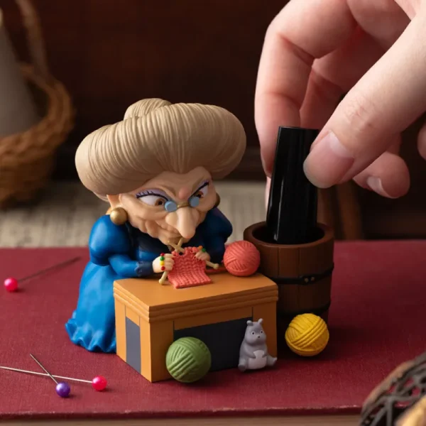 Best Sale Figurine pot à crayon Yubaba tricote - Le Voyage de Chihiro Boites À Bijoux