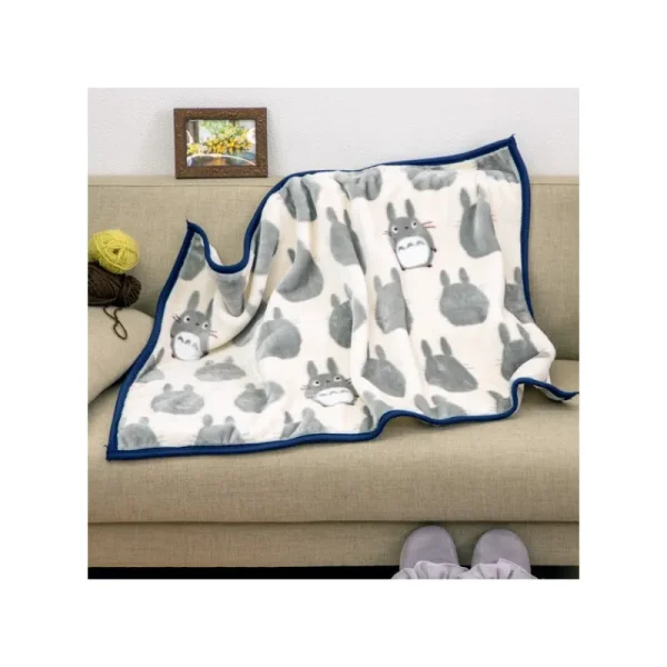 Shop Plaid Silhouette Totoro Gris 70x100 cm - Mon Voisin Totoro Linge De Maison